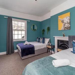 Seafront Three Bedroom House With Court Yard Sleep 8 Guests Apartment