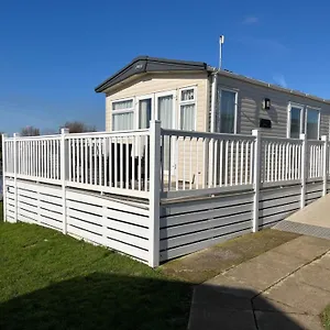 2-bed-2-bath-with-decking-overlooking-the-fishing-lake.yorkshirehotels.net/